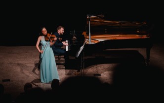 kobieta grająca na skrzypcach i mężczyzna grający na fortepianie