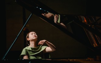 kobieta grająca na fortepianie