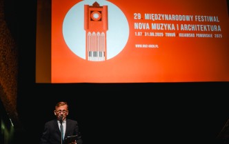 mężczyzna mówiący do mikrofonu