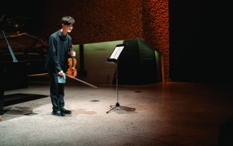 mężczyzna trzymający skrzypce