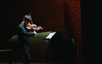 mężczyzna grający na skrzypcach