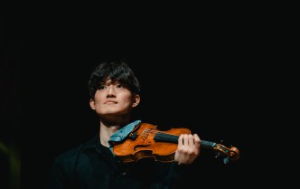 portret mężczyzny trzymającego skrzypce