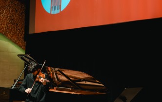 mężczyzna grający na skrzypcach