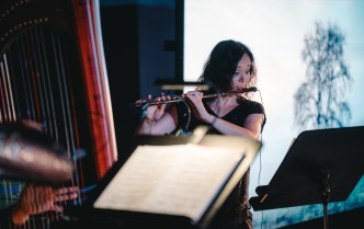 kobieta grająca na flecie poprzecznym