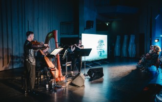 artyści grający na instumentach muzycznych - altówka, harfa, flet poprzeczny