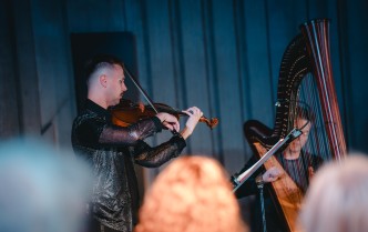 mężczyzna grający na altówce i mężczyzna grający na harfie