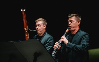 dwóch mężczyzn grających na fagocie i klarnecie