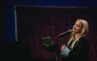 portret kobiety śpiewającej do mikrofonu