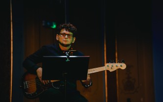 mężczyzna grający na gotarze