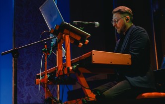 mężczyzna grający na instrumentach klawiszowych