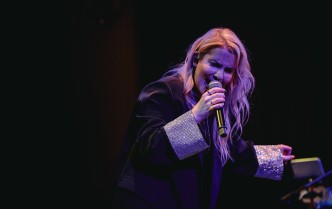 kobieta śpiewająca do mikrofonu