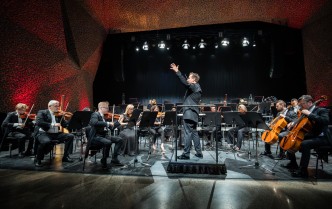 orkiestra na scenie