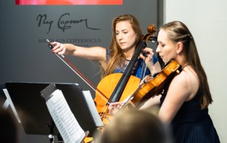 kobieta grająca na wiolonczeli i kobieta grajaca na altówce