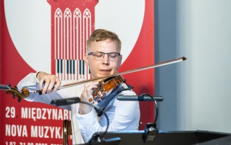 mężczyzna grający na skrzypcach