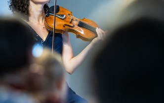 kobieta grająca na skrzypcach
