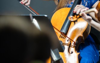 kobieta grająca na wiolonczeli