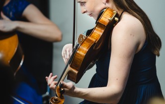 kobieta grająca na altówce