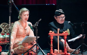 kobieta i mężczyzna siedzący na podłodze