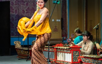 tańcząca kobieta w żółtej bluzce