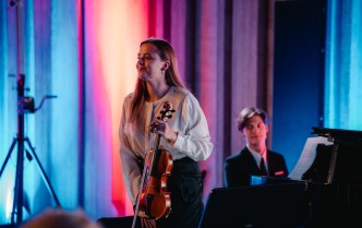 kobieta trzymająca skrzypce