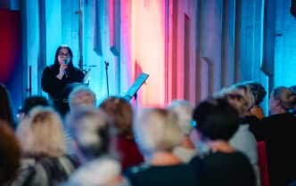 kobieta mówiąca do mikrofonu