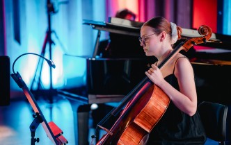 kobieta grająca na wiolonczeli