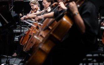 kobiety grające na wiolonczelach