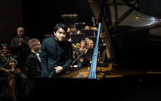 mężczyzna grający na fortepianie