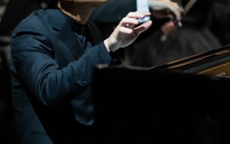 mężczyzna grający na fortepianie