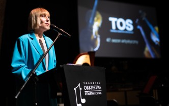 kobieta mówiąca do mikrofonu