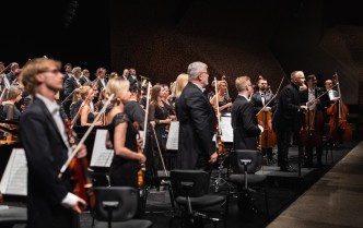 orkiestra stoi na scenie