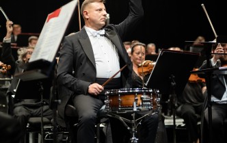 mężczyzna grający na werblu