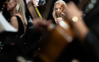 mężczyzna grający na oboju