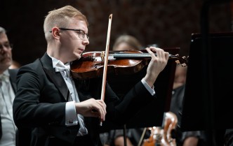 mężczyzna grający na skrzycach