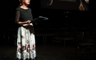 kobieta mówiąca do mikrofonu