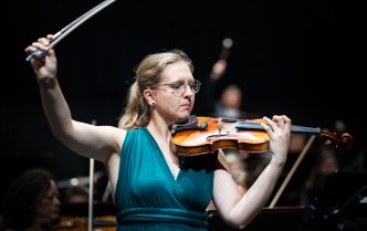 kobieta grająca na skrzypcach