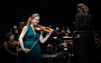 kobieta grająca na skrzypcach