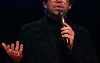 mężczyzna mówiący do mikrofonu