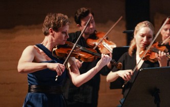 kobiety grające na skrzypcach