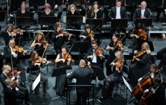 orkiestra i dyrygent na scenie