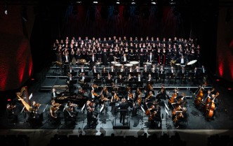 orkestra, dyrygent i chór na scenie