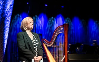 kobieta mówiąca do mikrofonu