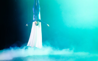 kobieta wisząca na taśmach materiału