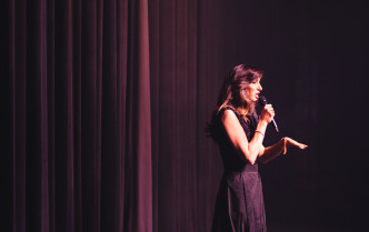 kobieta mówiąca do mikrofonu