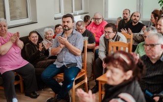 osoby siedzące na widowni