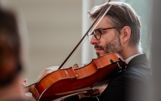 portret mężczyzny grajacego na altówce