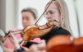 portret kobiety grającej na skrzypcach