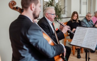 portret mężczyzny grającego na oboju