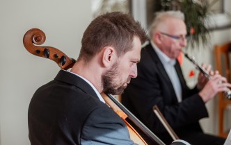 mężczyzna grający na wiolonczeli