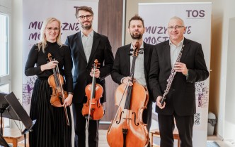 kobieta i czterech mężczyzn trzymających instrumenty muzyczne